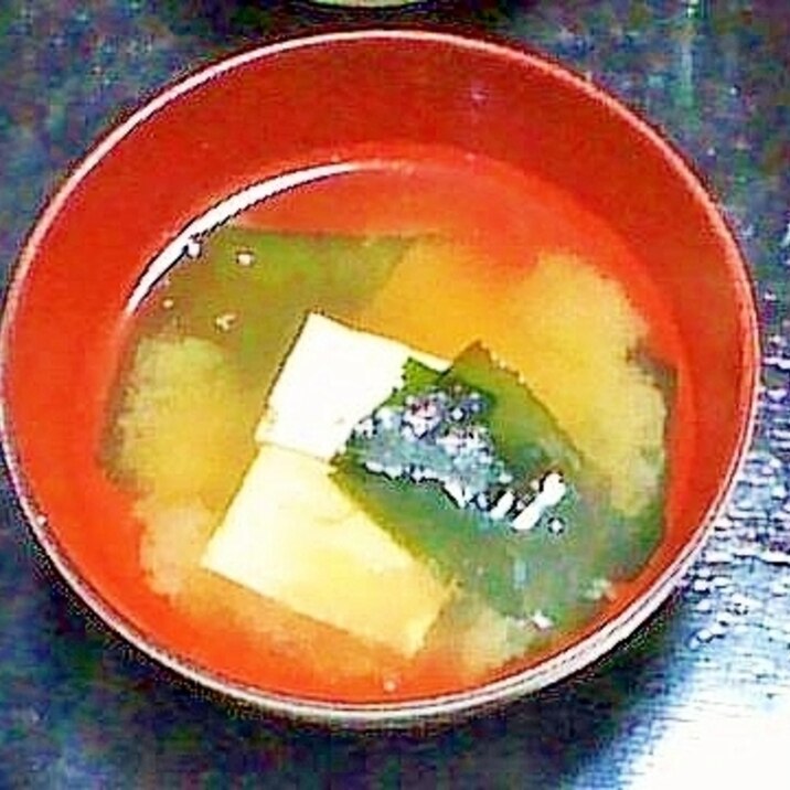 絹ごし豆腐とわかめの味噌汁